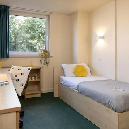 Burley Road In Apartment *